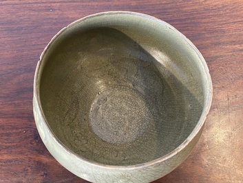 Een Chinese Yaozhou celadon 'lotus' kom, Song/Yuan