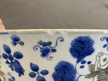 Een Chinese blauw-witte en koperrode kom met karpers, Kangxi