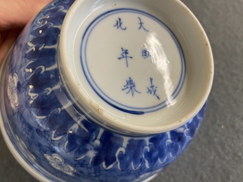 Een Chinese blauw-witte 'prunus op gebroken ijs' kom, Chenghua merk, Kangxi