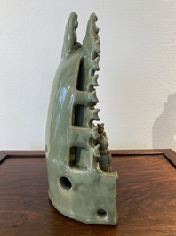 Een Chinees Longquan celadon schrijn met Guanyin, wellicht Ming