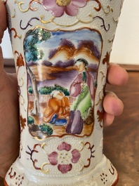 Een Chinese famille rose vaas met mandarijns decor, Qianlong