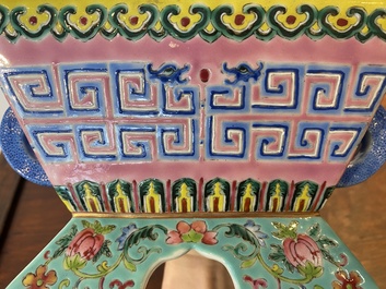 Een Chinese archa&iuml;sche famille rose wierookbrander, Daoguang merk en periode