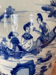 Een grote Chinese blauw-witte dekselpot met verhalend decor, 19e eeuw