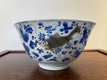Een Chinese blauw-witte en koperrode kom met karpers, Kangxi