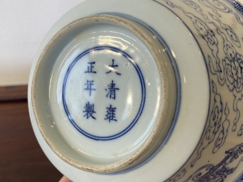Een Chinese blauw-witte 'draken' kom, Yongzheng merk, 19/20e eeuw