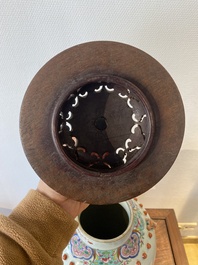 Een Chinese famille rose vaas met houten deksel, 19e eeuw