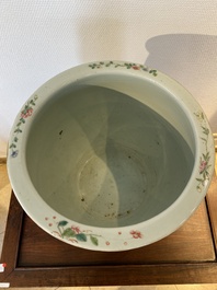 Een Chinese famille rose vissenkom met perziken en vleermuizen op gele fondkleur, 19e eeuw