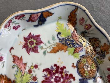 Sauci&egrave;re sur son support en porcelaine de Chine famille rose &agrave; d&eacute;cor dit 'pseudo-feuilles de tabac', Qianlong