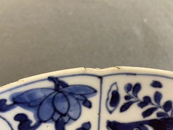 Een paar Chinese blauw-witte kraak-stijl schotels met VOC-schepen, Kangxi