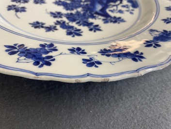 Een Chinese blauw-witte schotel met floraal decor, Kangxi merk en periode