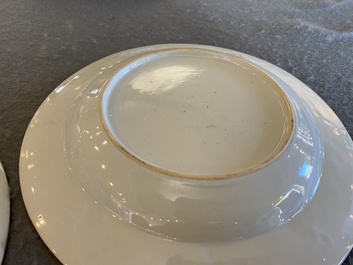 Deux assiettes en porcelaine de Chine famille rose &agrave; d&eacute;cor de pies et de pivoines aux bords en bianco-sopra-bianco, Yongzheng