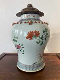 Een Chinese famille rose vaas met houten deksel, 19e eeuw