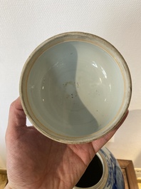 Een grote Chinese blauw-witte dekselpot met verhalend decor, 19e eeuw