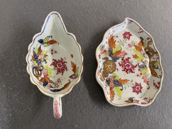 Sauci&egrave;re sur son support en porcelaine de Chine famille rose &agrave; d&eacute;cor dit 'pseudo-feuilles de tabac', Qianlong