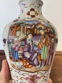 Een Chinese famille rose vaas met mandarijns decor, Qianlong