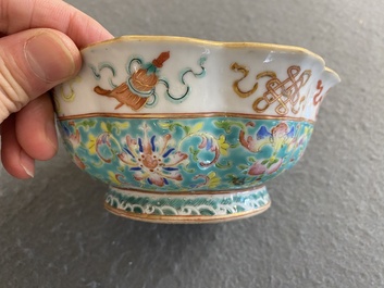 Een Chinese famille rose 'bajixiang' kom met turquoise fondkleur, Tongzhi merk en periode