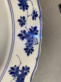 Een Chinese blauw-witte schotel met floraal decor, Kangxi merk en periode