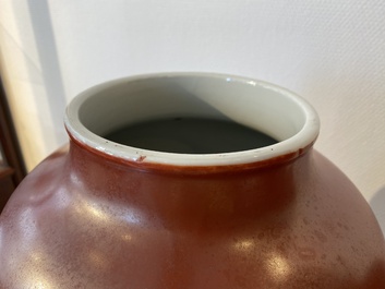 Een paar Chinese monochrome koraalrode vazen met houten deksels en sokkels, Republiek