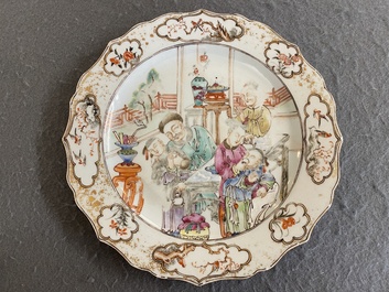 Een Chinees famille rose bord met mandarijns decor van theedrinkers, Qianlong