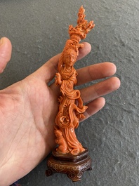Een Chinese bloedkoralen figuur van een staande dame met bloemenmand, 19/20e eeuw