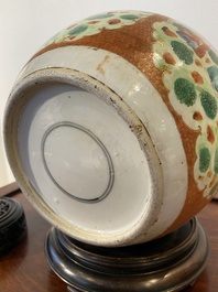 Pot en porcelaine de Chine famille rose &agrave; sujet mandarin au couvercle et socle en bois, Qianlong/Jiaqing