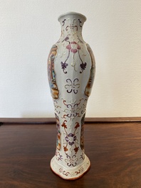 Een Chinese famille rose vaas met mandarijns decor, Qianlong