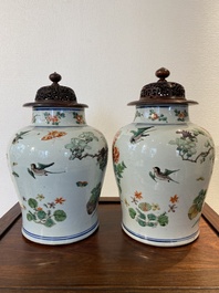 Paire de vases en porcelaine de Chine famille verte &agrave; d&eacute;cor de faisans, Kangxi