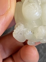 Sculpture en jade c&eacute;ladon d'un gar&ccedil;on avec un chat, Chine, Qing