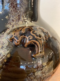 Vase de forme 'hu' en porcelaine de Chine &agrave; &eacute;mail brun-flamb&eacute;, marque de Kangxi, 19&egrave;me