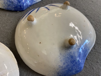 Vier Japanse blauw-witte driepotige perzikvormige schotels met kraanvogels, Edo, 18/19e eeuw