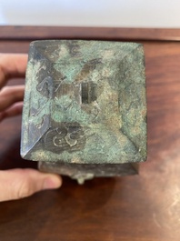 Een kleine Chinese bronzen rituele 'fang hu' dekselvaas, Periode der Strijdende Staten