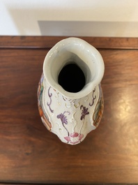 Een Chinese famille rose vaas met mandarijns decor, Qianlong