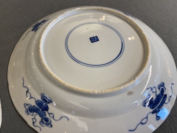 Een paar Chinese blauw-witte kraak-stijl schotels met VOC-schepen, Kangxi