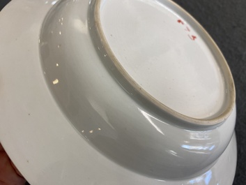Een Chinees blauw-wit bord met mythologisch decor van Neptunus, Qianlong