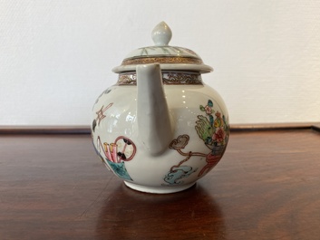 Th&eacute;i&egrave;re couverte en porcelaine de Chine famille rose &agrave; d&eacute;cor d'antiquit&eacute;s, Yongzheng