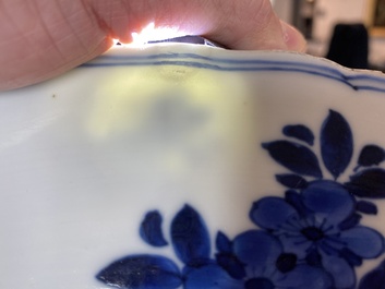 Een Chinese blauw-witte schotel met floraal decor, Kangxi merk en periode