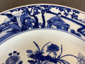 Een grote Chinese blauw-witte schotel met gebombeerd centraal medaillon, Kangxi