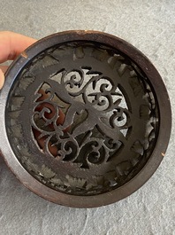 Pot en porcelaine de Chine famille rose &agrave; sujet mandarin au couvercle et socle en bois, Qianlong/Jiaqing