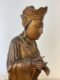 Sculpture d'un moine en bois laqu&eacute; et dor&eacute;, Chine, Qing