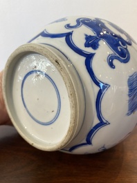 Een Chinese blauw-witte flesvormige vaas, Kangxi