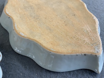 Sauci&egrave;re sur son support en porcelaine de Chine famille rose &agrave; d&eacute;cor dit 'pseudo-feuilles de tabac', Qianlong