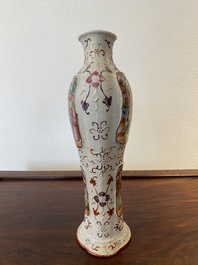 Een Chinese famille rose vaas met mandarijns decor, Qianlong