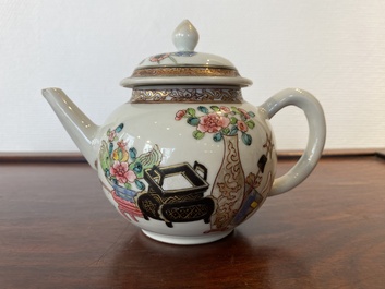 Th&eacute;i&egrave;re couverte en porcelaine de Chine famille rose &agrave; d&eacute;cor d'antiquit&eacute;s, Yongzheng