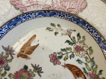 Deux assiettes en porcelaine de Chine famille rose &agrave; d&eacute;cor de pies et de pivoines aux bords en bianco-sopra-bianco, Yongzheng