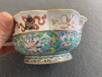 Een Chinese famille rose 'bajixiang' kom met turquoise fondkleur, Tongzhi merk en periode
