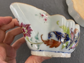 Sauci&egrave;re sur son support en porcelaine de Chine famille rose &agrave; d&eacute;cor dit 'pseudo-feuilles de tabac', Qianlong
