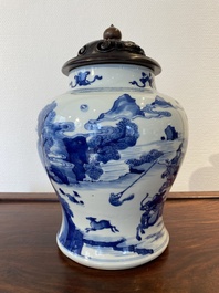 Een Chinese blauw-witte 'Joosje te paard' vaas met houten deksel, Kangxi