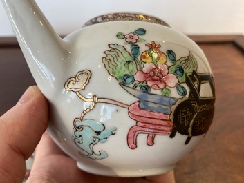 Th&eacute;i&egrave;re couverte en porcelaine de Chine famille rose &agrave; d&eacute;cor d'antiquit&eacute;s, Yongzheng