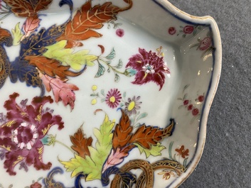 Sauci&egrave;re sur son support en porcelaine de Chine famille rose &agrave; d&eacute;cor dit 'pseudo-feuilles de tabac', Qianlong