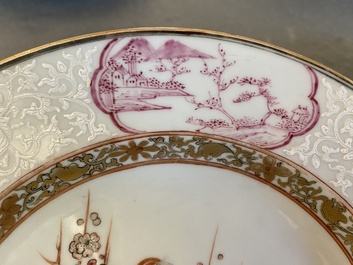 Een paar Chinese famille rose borden met eksters bij prunusbloesems met bianco-sopra-bianco randen, Yongzheng